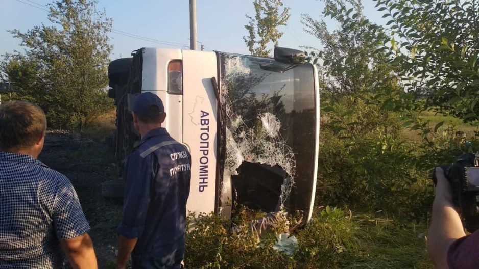 ДТП на Днепропетровщине: перевернутый автобус и двое погибших - рис. 1