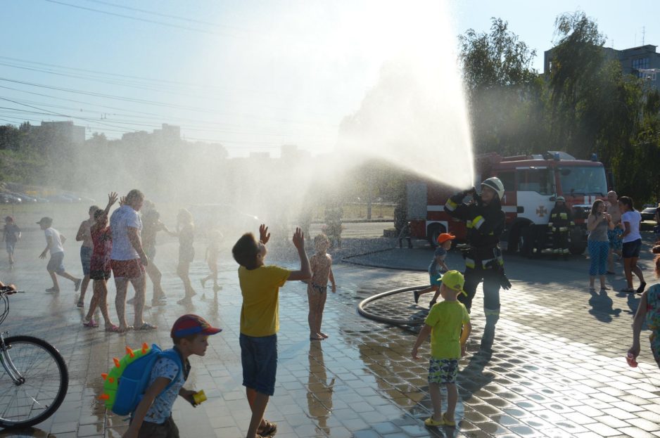 Спасатели устроили праздник воды «Охлади город» и искупали жителей Днепра - рис. 3