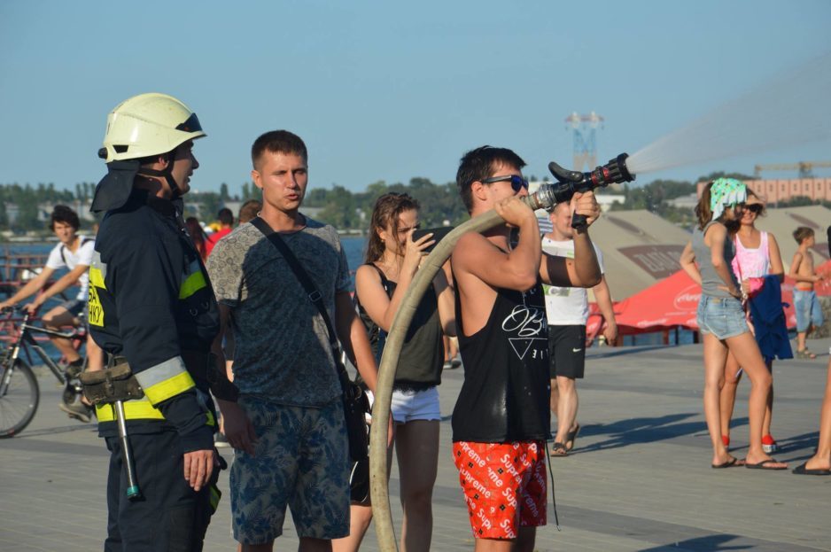 Спасатели устроили праздник воды «Охлади город» и искупали жителей Днепра - рис. 5