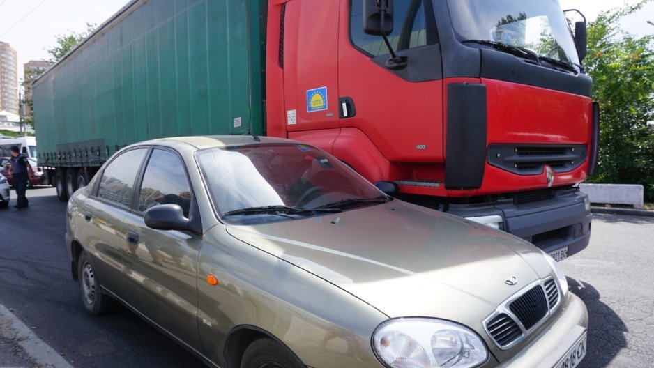 ДТП на Новом мосту: грузовик столкнулся с легковушкой - рис. 3
