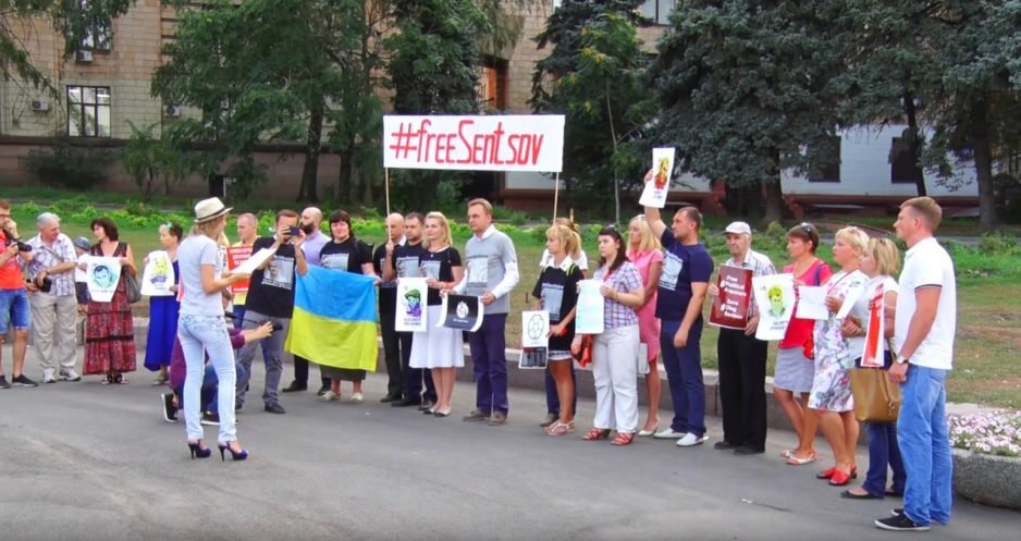 Днепр стал частью международной акции: жители города поддержали Олега Сенцова - рис. 2