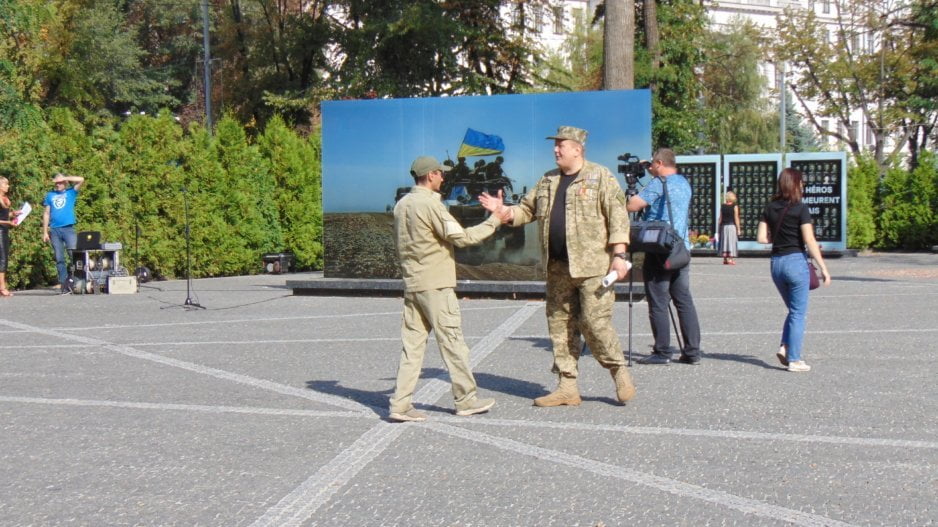 В Днепре почтили память бойцов, погибших в Иловайском котле: фоторепортаж - рис. 12