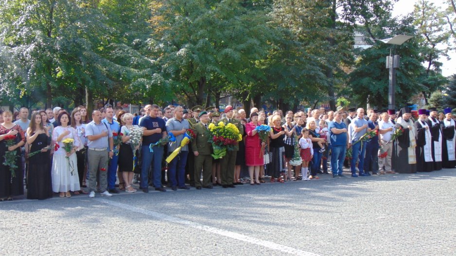 В Днепре почтили память бойцов, погибших в Иловайском котле: фоторепортаж - рис. 4