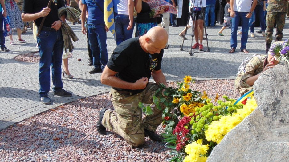 В Днепре почтили память бойцов, погибших в Иловайском котле: фоторепортаж - рис. 8