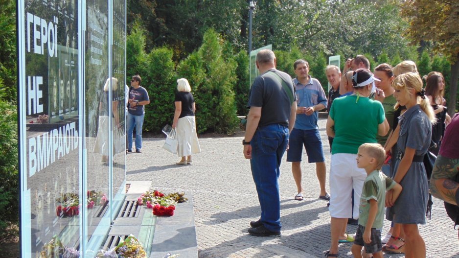 В Днепре почтили память бойцов, погибших в Иловайском котле: фоторепортаж - рис. 9