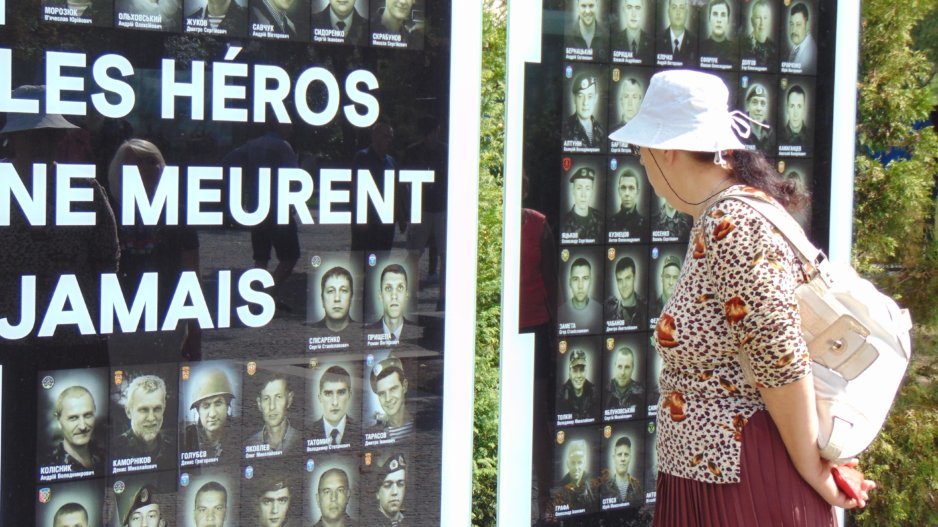 В Днепре почтили память бойцов, погибших в Иловайском котле: фоторепортаж - рис. 10