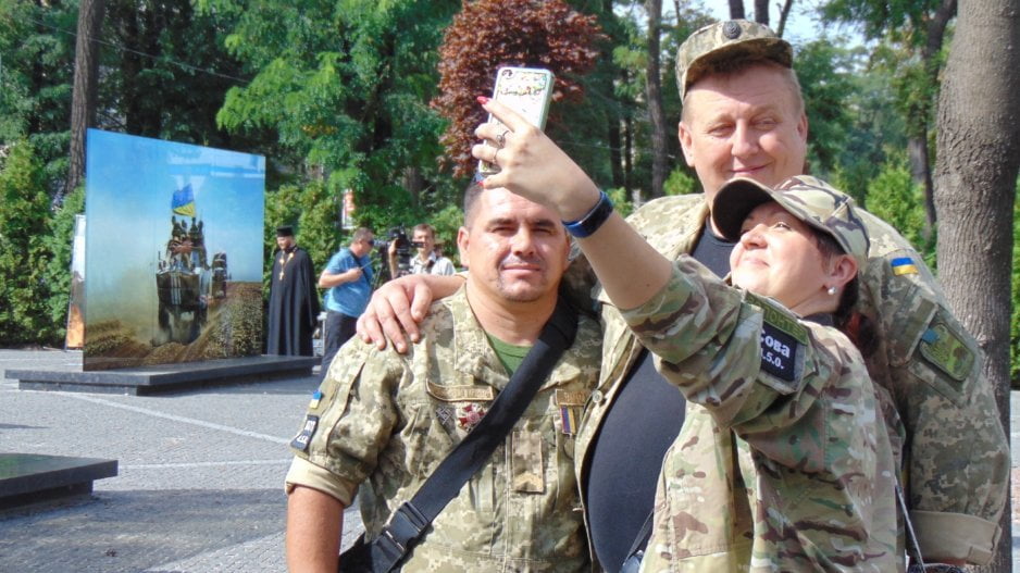 В Днепре почтили память бойцов, погибших в Иловайском котле: фоторепортаж - рис. 14