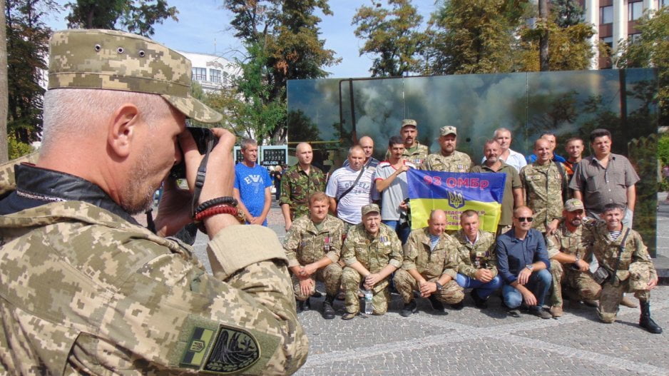 В Днепре почтили память бойцов, погибших в Иловайском котле: фоторепортаж - рис. 13