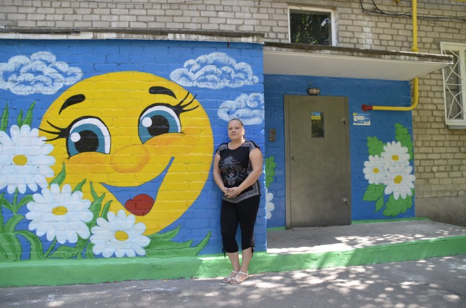 Уличное искусство в Днепре: жительница города создает яркие картины на стенах домов - рис. 1