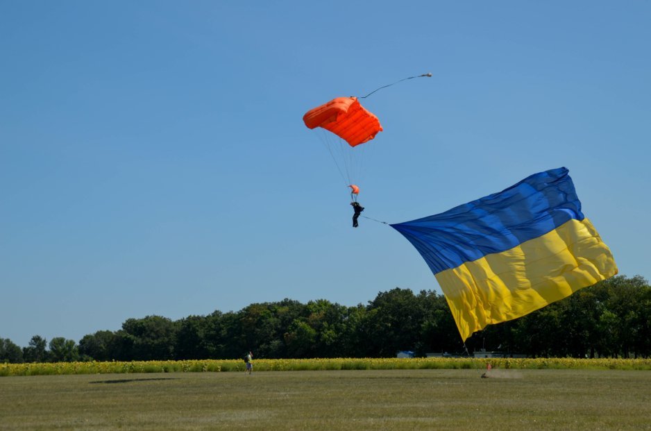 Флаг, президент, лётчики и рыцари — как в Днепре два государственных праздника "закрывали" летний сезон - рис. 5