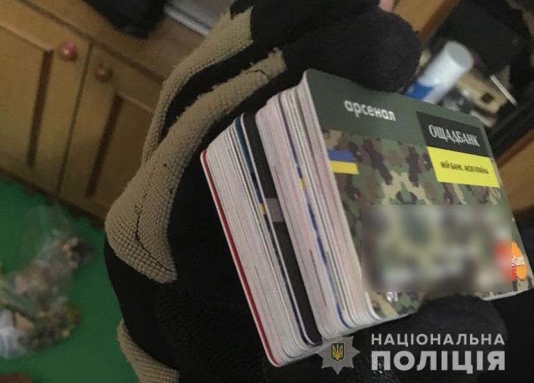 В Днепре полиция задержала мошенников, которые украли с банковских карт горожан около 400 тысяч гривен - рис. 1