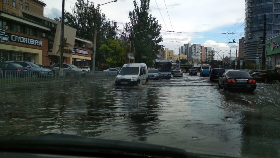 Днепр тонет в лужах и ручьях - рис. 1