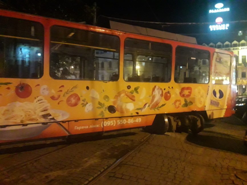 В центре Днепра трамвай сошел с рельс - рис. 1