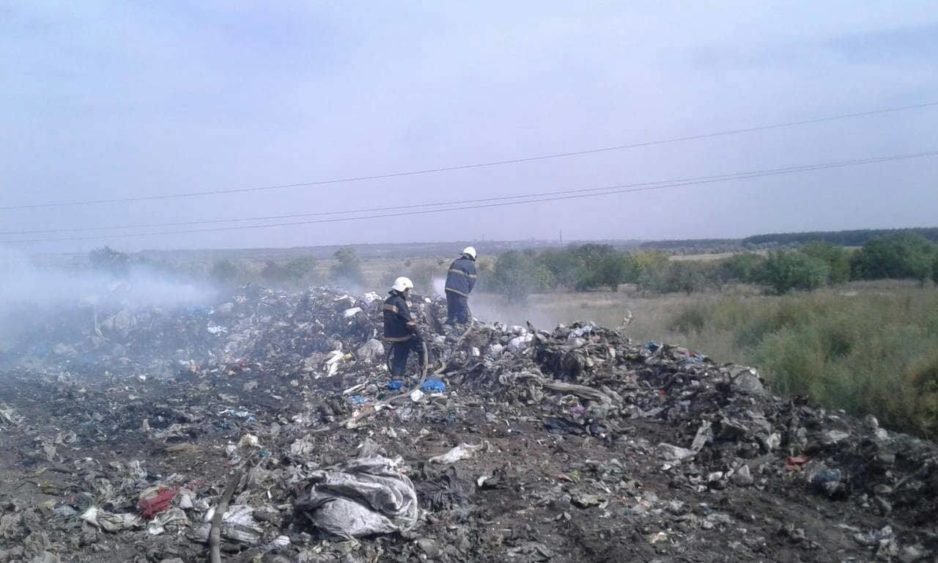 Пожар на свалке в Павлоградском районе - рис. 1