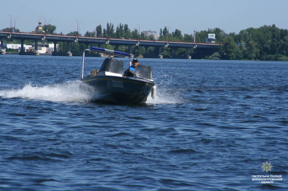 В Днепре на День города спасатели вытащили из воды детей - рис. 1