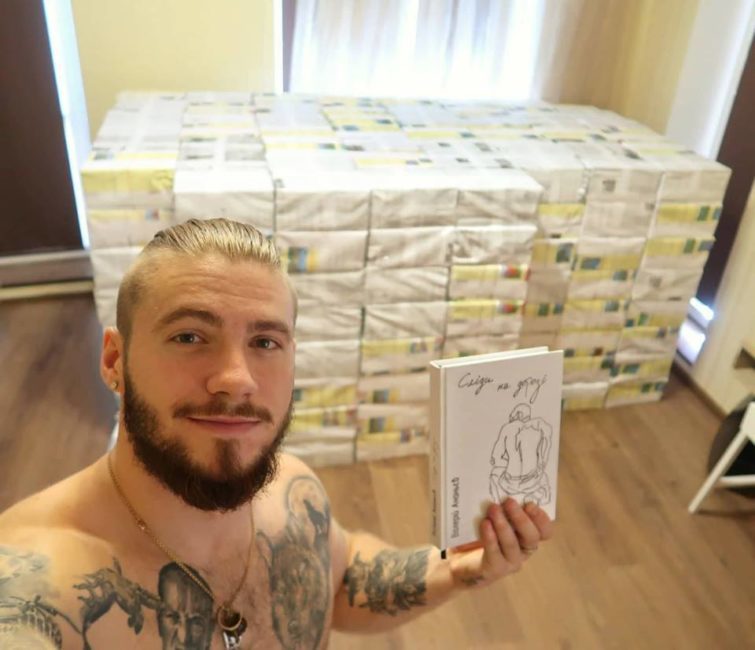 Блогер Валерий Ананьев задержан в Днепре перед презентацией своей книги "Сліди на дорозі" - рис. 1