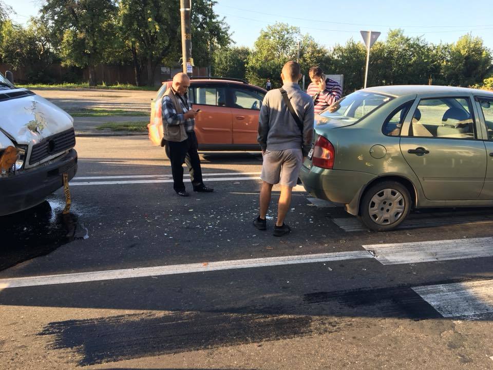 В Днепре пассажиры маршрутки пострадали в аварии - рис. 1
