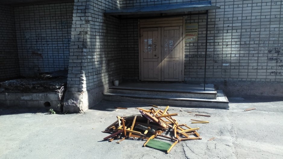 Газовые войны: активист разобрал офис Днепрогаза на дрова - рис. 1