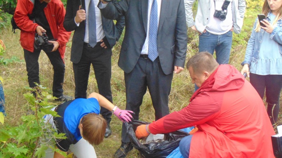 Совместный труд объединяет: мэр Днепра и президент Эстонии убирали мусор возле Шинника - рис. 4