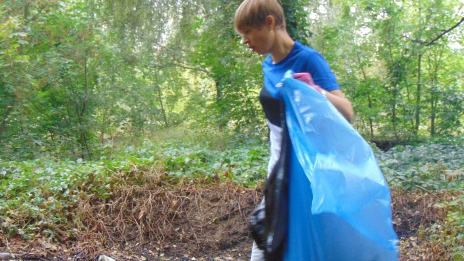 Совместный труд объединяет: мэр Днепра и президент Эстонии убирали мусор возле Шинника - рис. 5