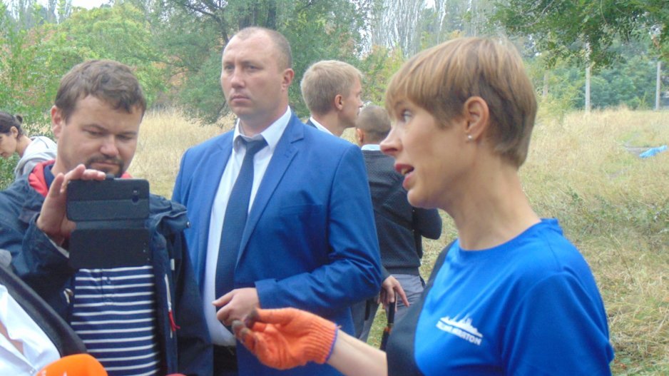 Совместный труд объединяет: мэр Днепра и президент Эстонии убирали мусор возле Шинника - рис. 8
