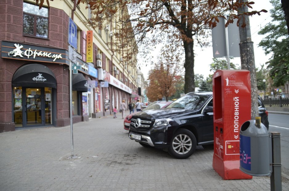 В центре Днепра появилась парковка на тротуаре - рис. 3
