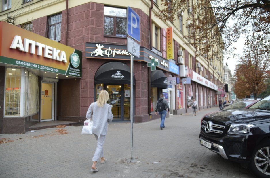 В центре Днепра появилась парковка на тротуаре - рис. 2