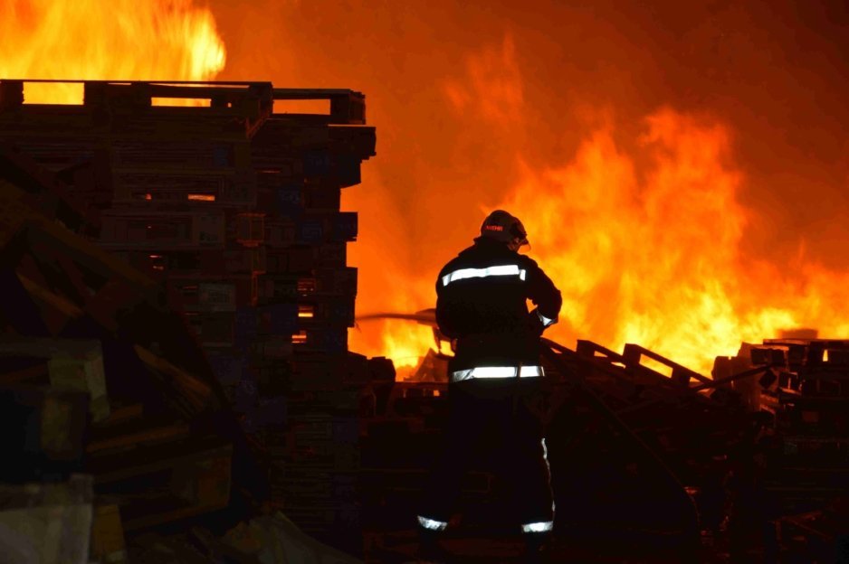 В Днепре спасатели потушили пожар площадью более 1500 м² - рис. 2