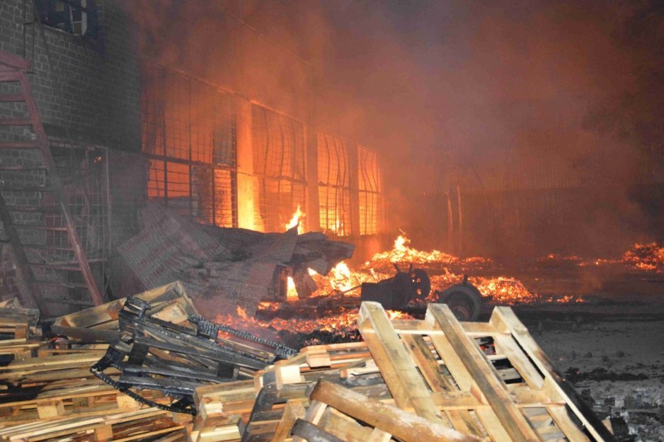 В Днепре спасатели потушили пожар площадью более 1500 м² - рис. 5
