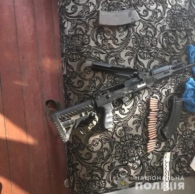 В Днепропетровской области полиция изъяла у женщины автомат Калашникова - рис. 1