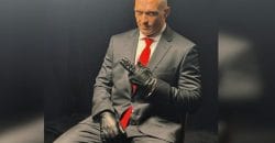 Украинский боксер Усик появился в образе Hitman на дуэли взглядов перед реваншем с Фьюри - рис. 14